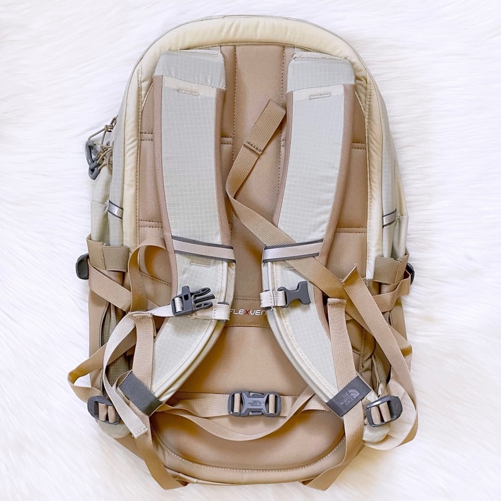 The North Face Women’s Recon 30 Liter Backpack - Picture 4 of 10
